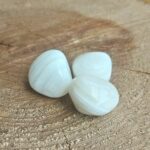 Dein-Seelenstein-Produkt-Achat-weiss-Trommelstein