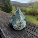 Seelenstein-Spezialstein-Moos-Achat-Rohstein-Spitze-poliert